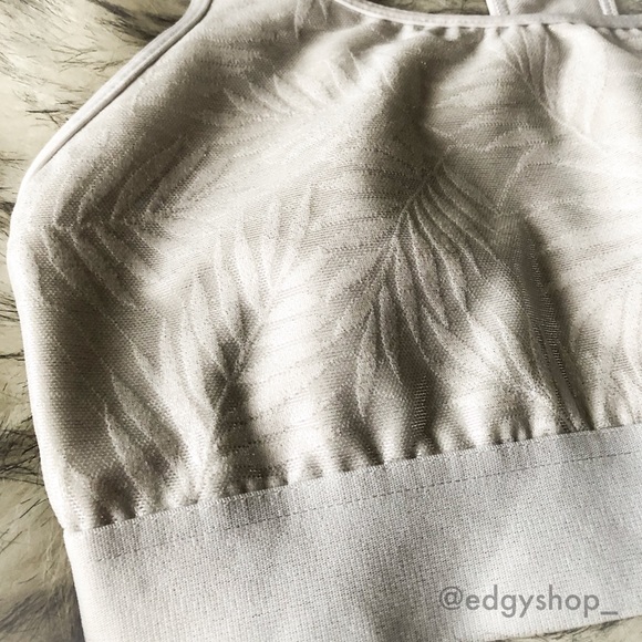 Victoria Sport | Player Mesh Racerback Sports Bra - Picture 2 of 8